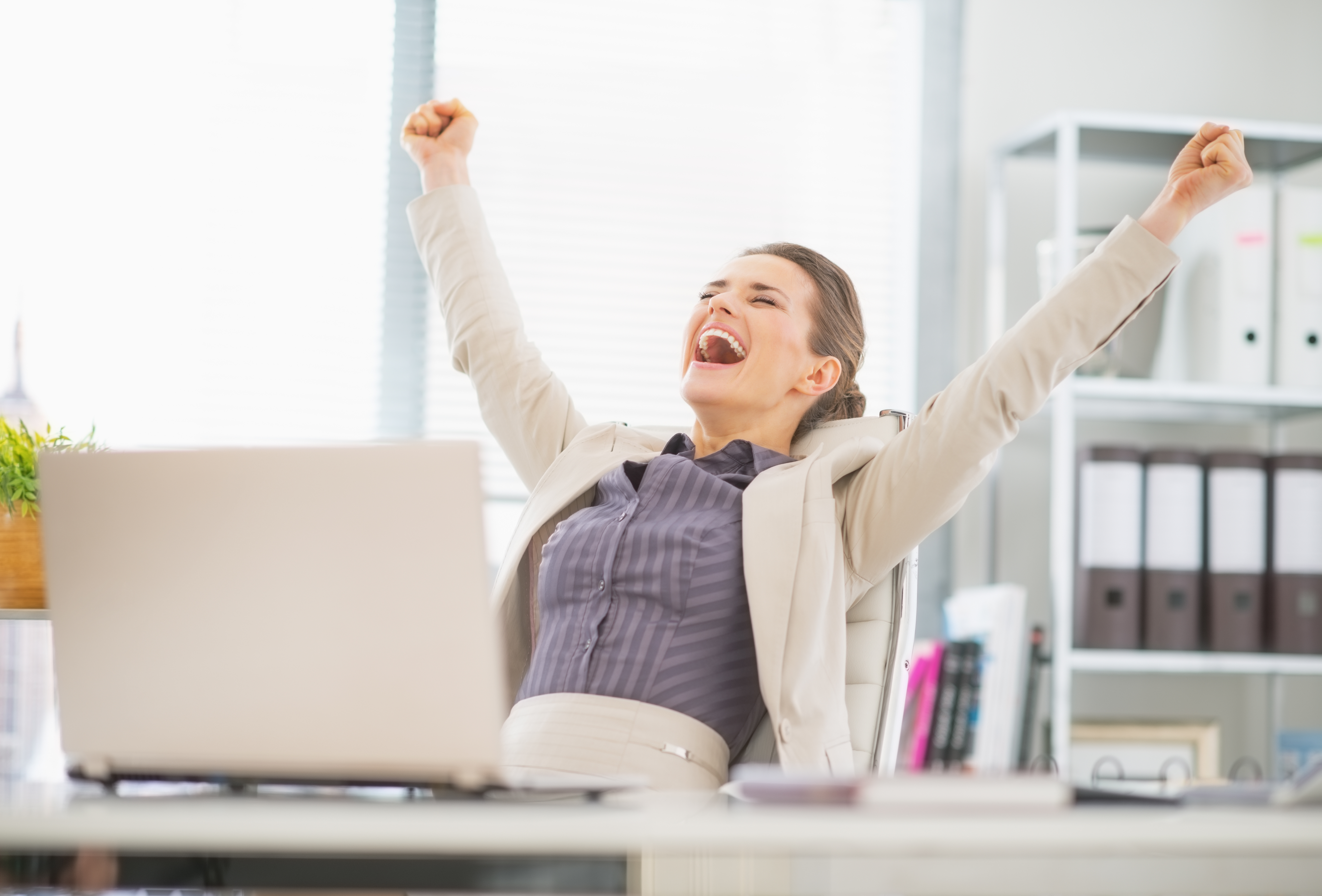 Удовлетворение 20. Люди в офисе радуются. Счастливые люди в офисе. Женщина в офисе. Работа в радость.